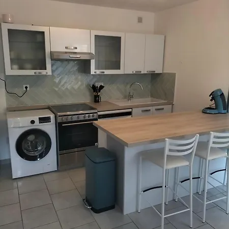 Avec Cour Privee カーン