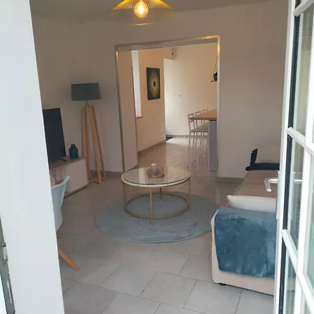 Avec Cour Privee カーン