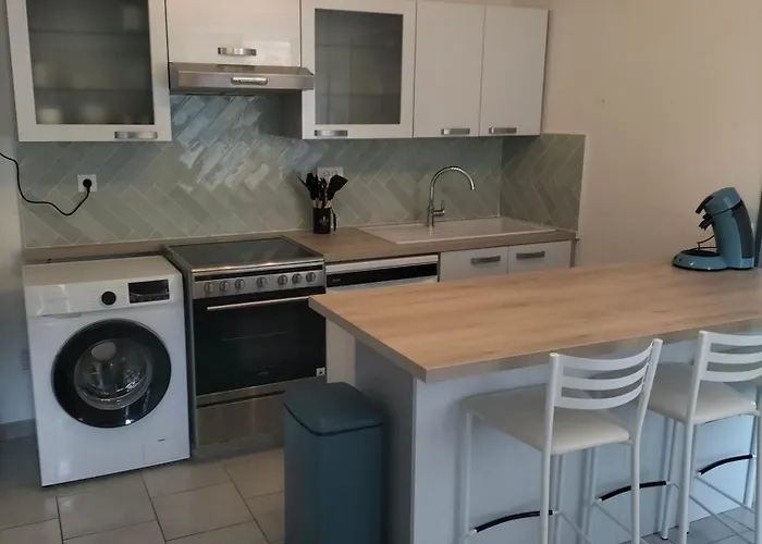 Avec Cour Privee カーン