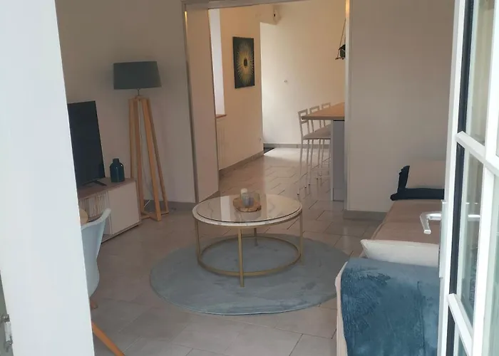 Avec Cour Privee カーン